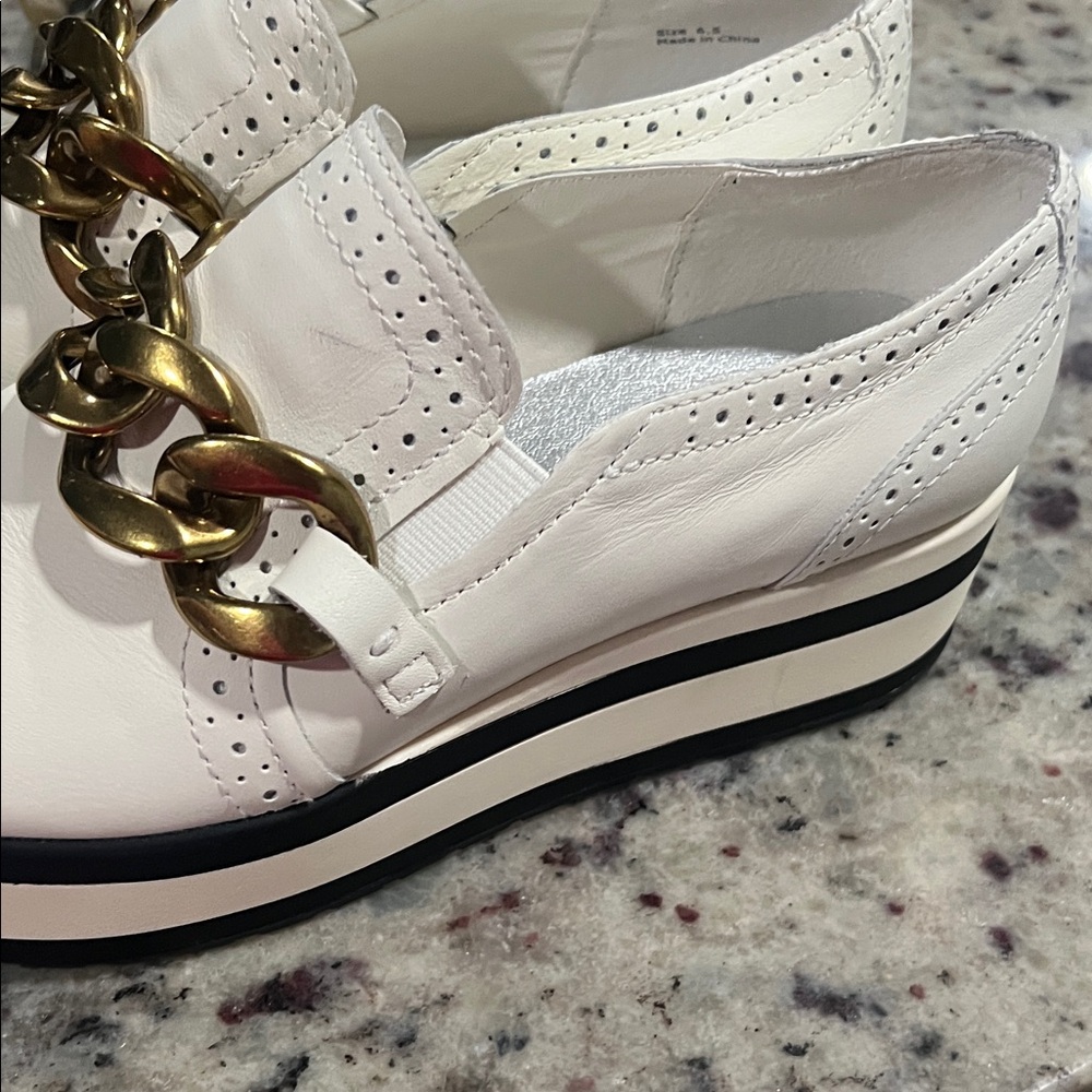 Dolce Vita White Flats with Gold Chain Detail - Picture 7 of 9